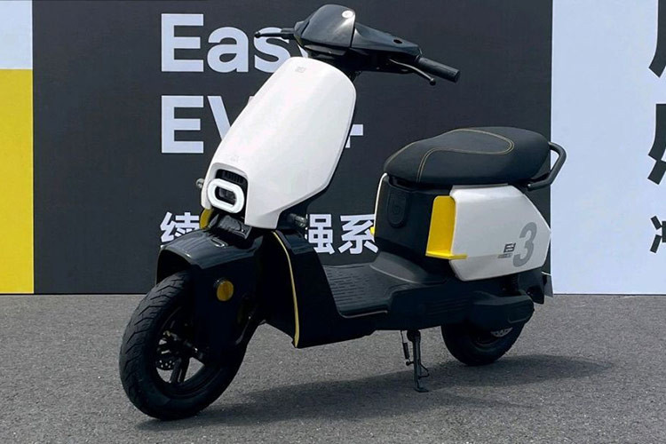 Xe ga điện ZEEHO EZ3i được mở bán tại thị trường Trung Quốc với 2 phiên bản. Trong đó, bản pin Axit chì có giá 3.299 nhân dân tệ (khoảng 11,5 triệu đồng); bản pin lithium có giá 4.399 nhân dân tệ (khoảng 15,3 triệu đồng).