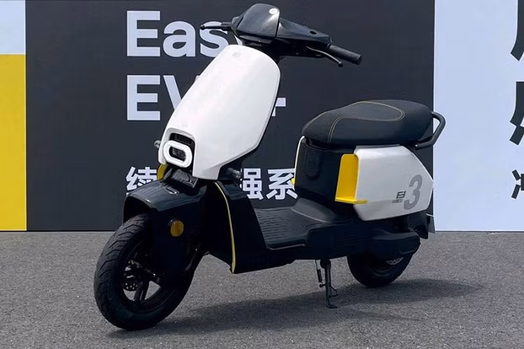 Xe ga điện ZEEHO EZ3i được mở bán tại thị trường Trung Quốc với 2 phiên bản. Trong đó, bản pin Axit chì có giá 3.299 nhân dân tệ (khoảng 11,5 triệu đồng); bản pin lithium có giá 4.399 nhân dân tệ (khoảng 15,3 triệu đồng).