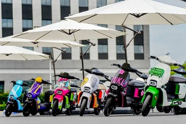 Mới đây, thương hiệu ZEEHO của CFMotion đã ra mắt sản phẩm xe điện EZ3i mới, giá xe ZEEHO EZ3i 2024 khởi điểm từ 3299 nhân dân tệ (khoảng 11,5 triệu đồng). ZEEHO EZ3i có 4 màu sắc bao gồm: Trắng ngà, Hồng đào, Xám và Xanh. 