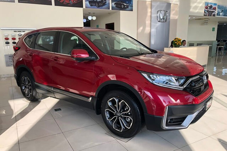 Ngoài ưu đãi 100% lệ phí trước bạ, tại các đại lý khách hàng sẽ được giảm từ 10-20 triệu đồng tiền mặt, kèm theo gói phụ kiện có giá trị. Tổng ưu đãi cao nhất có thể lên đến gần 160 triệu đồng tiền mặt đối với CR-V Vin 2020 và 120-145 triệu đồng tiền mặt với Vin 2021.