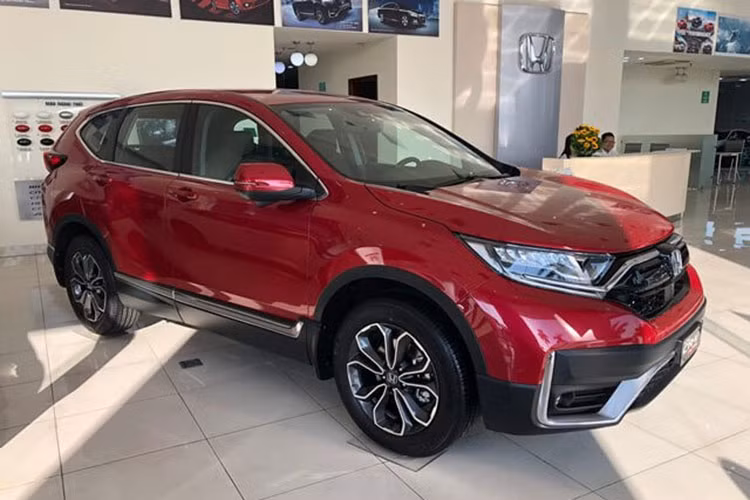 Ngoài ưu đãi 100% lệ phí trước bạ, tại các đại lý khách hàng sẽ được giảm từ 10-20 triệu đồng tiền mặt, kèm theo gói phụ kiện có giá trị. Tổng ưu đãi cao nhất có thể lên đến gần 160 triệu đồng tiền mặt đối với CR-V Vin 2020 và 120-145 triệu đồng tiền mặt với Vin 2021.