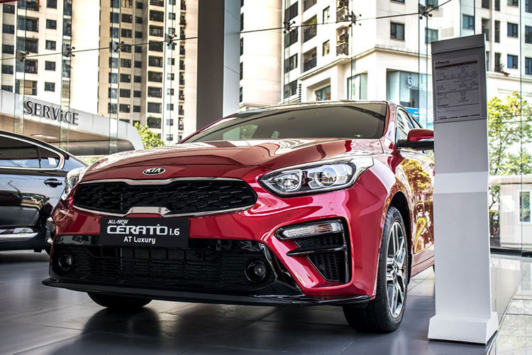 Trong tháng 7/2021, Kia Cerato tiếp tục được Thaco áp dụng khuyến mại tương đương 100% lệ phí trước bạ, với mức giảm 45-65 triệu đồng tùy phiên bản. Như vậy, phiên bản Kia Cerato 1.6 MT thấp nhất có giá mới 499 triệu đồng, trong khi bản 2.0 AT Premium cao nhất giảm 65 triệu đồng, giá xe chỉ còn 620 triệu đồng.