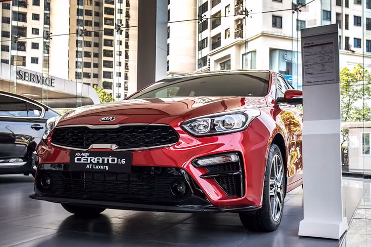 Trong tháng 7/2021, Kia Cerato tiếp tục được Thaco áp dụng khuyến mại tương đương 100% lệ phí trước bạ, với mức giảm 45-65 triệu đồng tùy phiên bản. Như vậy, phiên bản Kia Cerato 1.6 MT thấp nhất có giá mới 499 triệu đồng, trong khi bản 2.0 AT Premium cao nhất giảm 65 triệu đồng, giá xe chỉ còn 620 triệu đồng.