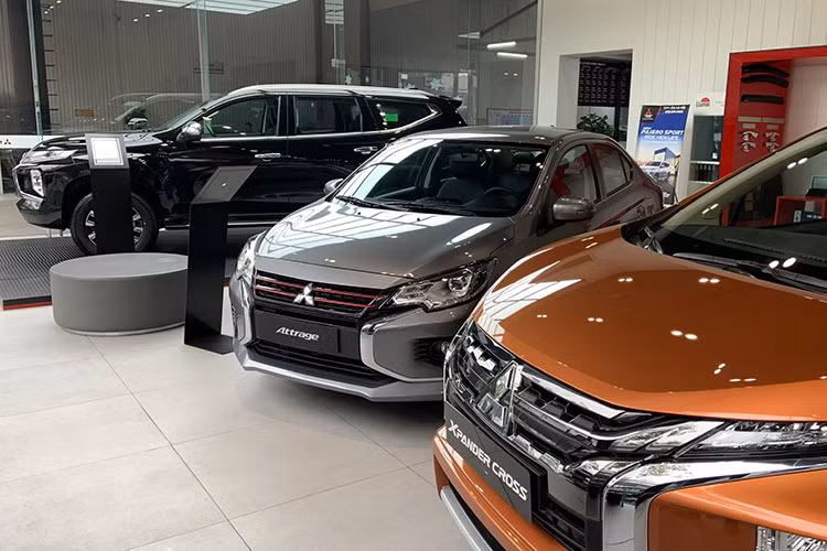 Bộ tứ Mitsubishi Xpander, Pajero Sport, Attrage và Outlander cũng đang được hãng xe Nhật Bản hỗ trợ khá mạnh. Ngoại trừ mẫu bán tải Triton, hầu hết các mẫu xe còn lại của Mitsubishi tại Việt Nam như Mitsubishi Xpander, Xpander Cross, Pajero Sport, Attrage và Outlander đều đang được hãng xe Nhật áp dụng chính sách hỗ trợ 50% lệ phí trước bạ.