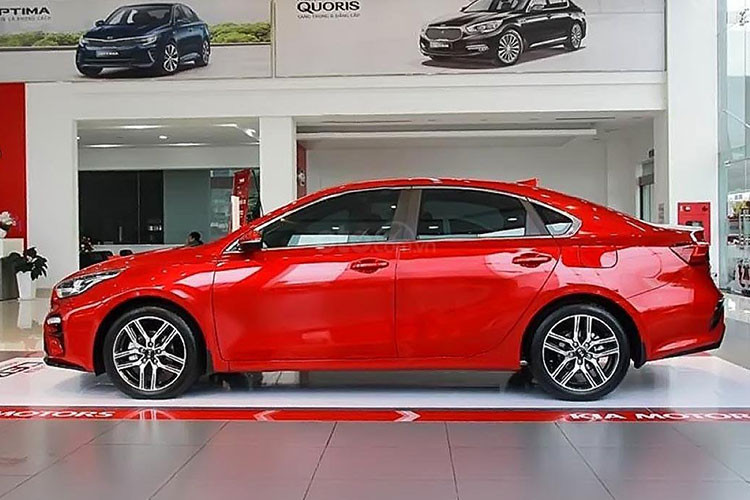 Ngoài ra, khách hàng mua xe còn được tặng phụ kiện từ đại lý. Đây được xem là động thái xả hàng tồn để hãng chuẩn bị ra mắt phiên bản mới tại Việt Nam. So với các mẫu xe trong phân khúc, giá mới của Kia Cerato thấp hơn rất nhiều. Đối thủ cạnh tranh trực tiếp là Hyundai Elantra có giá khởi điểm từ 580 triệu đồng.