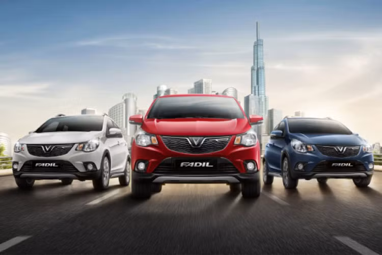 Để tiếp tục duy trì sức hút của VinFast Fadil trên thị trường, trong tháng 7 này, VinFast tiếp tục áp dụng chính sách tặng 100% lệ phí trước bạ cho cả 3 phiên bản tiêu chuẩn, nâng cao và cao cấp. Số tiền này được trừ trực tiếp vào giá bán, đưa giá xe VinFast thấp nhất chỉ còn 336,5 triệu đồng.