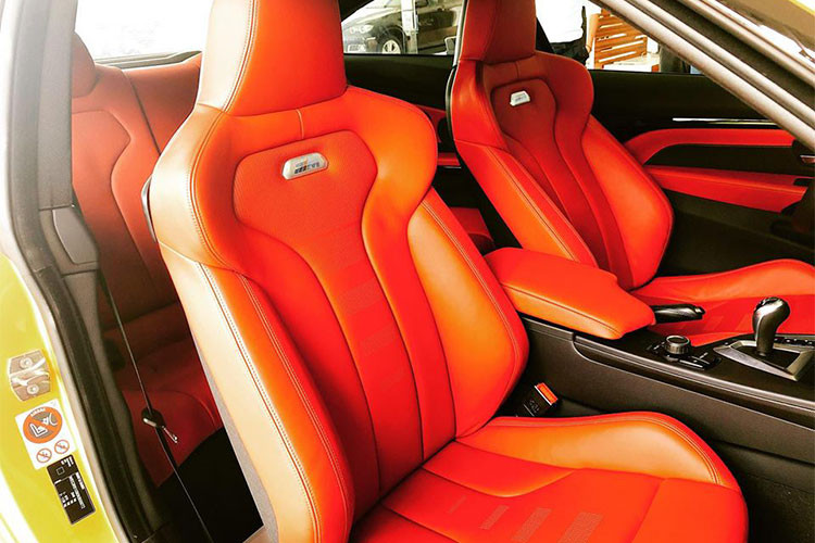 Ghế ngồi bọc da màu cam thiết kế kiểu xe đua với thành ghế nhô cao ôm sát người lái, bọc da màu đỏ gắn logo M ở tựa lưng. Ghế lái có khả năng chỉnh điện, nhớ vị trí. Vô lăng thể thao 3 chấu, tích hợp một số phím chức năng hỗ trợ người lái, phía sau có lẫy chuyển số thể thao...
