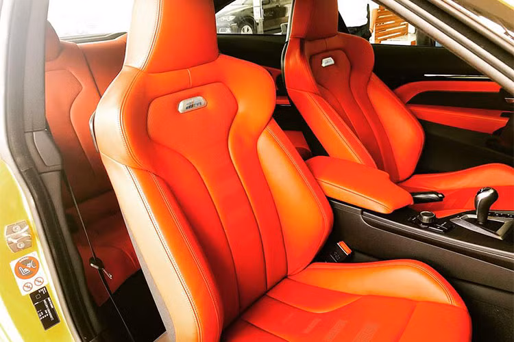 Ghế ngồi bọc da màu cam thiết kế kiểu xe đua với thành ghế nhô cao ôm sát người lái, bọc da màu đỏ gắn logo M ở tựa lưng. Ghế lái có khả năng chỉnh điện, nhớ vị trí. Vô lăng thể thao 3 chấu, tích hợp một số phím chức năng hỗ trợ người lái, phía sau có lẫy chuyển số thể thao...