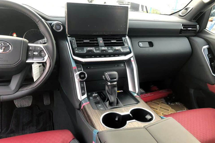 Đối với nội thất, Land Cruiser VX 2022 chính hãng cũng có ít "đồ chơi" hơn VXR 2022 nhập tư, cụ thể, bản VX không có cửa sổ trời cho hàng ghế phía trước và cặp màn hình giải trí 11 inch cho hàng ghế phía sau. 