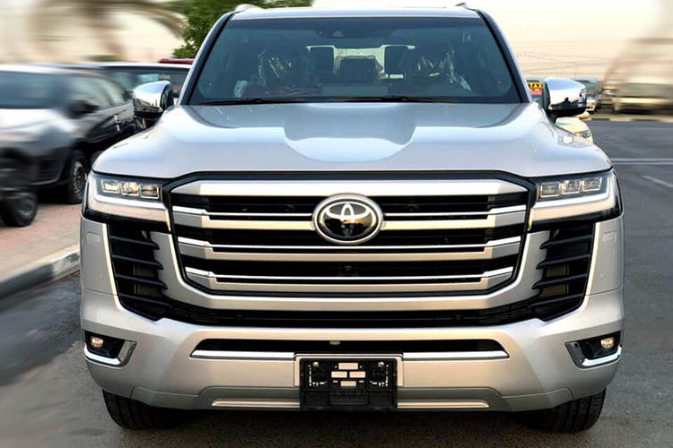 Mặt khác, Land Cruiser VXR thế hệ mới được trang bị hệ thống treo tự thích ứng "xịn xò" hơn loại hệ thống treo động lực học độc lập tay đòn kép trước và đa liên kết phía sau trên bản VX chính hãng. Hệ truyền động của 2 phiên bản thì không có khác biệt, cả 2 đều dùng động cơ xăng tăng áp kép V6 3.5L hoàn toàn mới cho công suất 409 mã lực và mô-men xoắn 650 Nm, kết hợp hộp số tự động 10 cấp và hệ dẫn động 4 bánh.