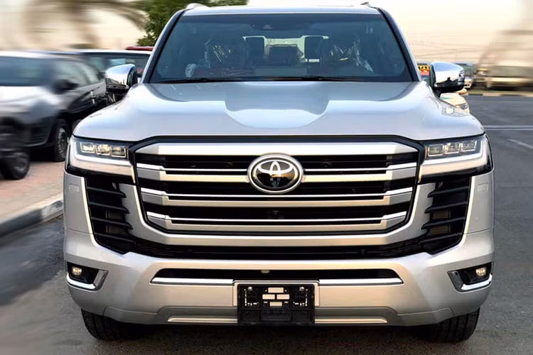 Mặt khác, Land Cruiser VXR thế hệ mới được trang bị hệ thống treo tự thích ứng "xịn xò" hơn loại hệ thống treo động lực học độc lập tay đòn kép trước và đa liên kết phía sau trên bản VX chính hãng. Hệ truyền động của 2 phiên bản thì không có khác biệt, cả 2 đều dùng động cơ xăng tăng áp kép V6 3.5L hoàn toàn mới cho công suất 409 mã lực và mô-men xoắn 650 Nm, kết hợp hộp số tự động 10 cấp và hệ dẫn động 4 bánh.