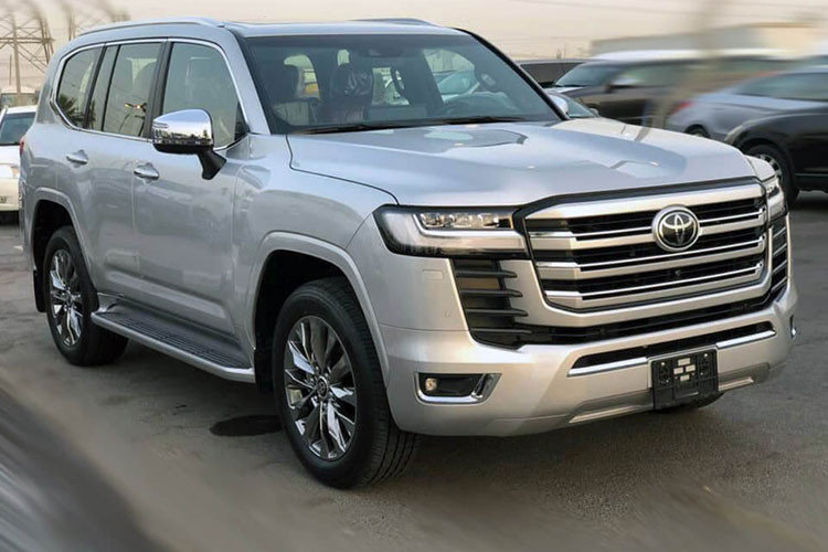 Với mức giá Toyota Land Cruiser 2022 chính hãng chỉ nhỉnh hơn 4 tỷ đồng, trong khi phiên bản VXR nhập khẩu từ Trung Đông lên đến hơn 6 tỷ - nhiều người dùng vIệt chắc chắn sẽ có sự lựa chọn thông minh, đặc biệt là khi tình hình kinh tế đang gặp nhiều khó khăn bởi đại dịch COVI-19 đang bùng phát trở lại với nhiều biến thể.
