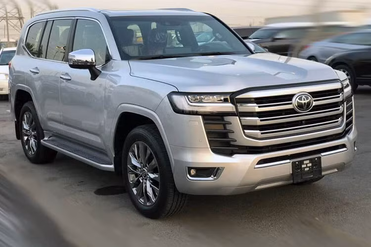 Với mức giá Toyota Land Cruiser 2022 chính hãng chỉ nhỉnh hơn 4 tỷ đồng, trong khi phiên bản VXR nhập khẩu từ Trung Đông lên đến hơn 6 tỷ - nhiều người dùng vIệt chắc chắn sẽ có sự lựa chọn thông minh, đặc biệt là khi tình hình kinh tế đang gặp nhiều khó khăn bởi đại dịch COVI-19 đang bùng phát trở lại với nhiều biến thể.