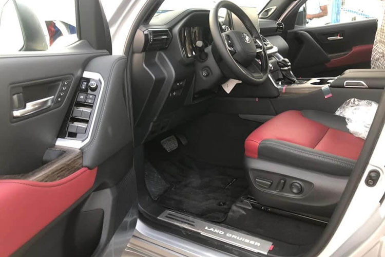 Cuối cùng, hai phiên bản này tương đồng nhau về trang bị an toàn, cả 2 đều có được trang bị gói an toàn chủ động Toyota Safety Sense mới Hệ thống cảnh báo tiền va chạm (PCS), Hệ thống kiểm soát hành trình chủ động (DRCC), Hệ thống hỗ trợ giữ làn đường (LTA), Điều chỉnh đèn chiếu xa tự động (AHB).