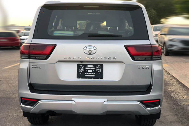 Ngoài ra, cả 2 phiên bản Land Cruiser VXR và VX 2022 đều có hệ thống lựa chọn đa địa hình (Multi Terrain Select) với khả năng tự động đánh giá bề mặt đường và chọn chế độ lái tốt nhất, cùng màn hình hiển thị đa địa hình (Multi-Terrain Monitor), cho phép hiển thị ngay lập tức các chướng ngại vật cho người lái xe thông qua camera dưới gầm xe.