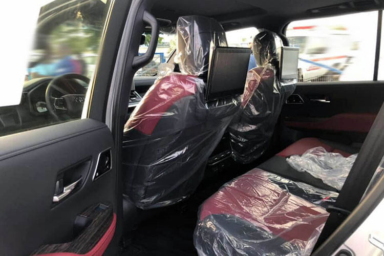 Bên cạnh đó, mẫu xe cũng sở hữu hàng loạt các trang bị tiên tiến hỗ trợ người lái bao gồm Hệ thống kiểm soát tích hợp động lực học (VDIM), Hệ thống chống ồn chủ động (ANC), Hệ thống cảnh báo điểm mù (BSM), Hệ thống cảnh báo phương tiện cắt ngang khi lùi (RCTA), Chức năng hỗ trợ vượt địa hình (Crawl control), Camera phát hiện người phía sau (RCD), Camera 360, Phanh tay điện tử,…