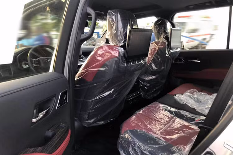 Bên cạnh đó, mẫu xe cũng sở hữu hàng loạt các trang bị tiên tiến hỗ trợ người lái bao gồm Hệ thống kiểm soát tích hợp động lực học (VDIM), Hệ thống chống ồn chủ động (ANC), Hệ thống cảnh báo điểm mù (BSM), Hệ thống cảnh báo phương tiện cắt ngang khi lùi (RCTA), Chức năng hỗ trợ vượt địa hình (Crawl control), Camera phát hiện người phía sau (RCD), Camera 360, Phanh tay điện tử,…