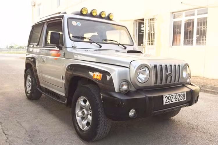 Chiếc mini SUV của thương hiệu xe Hàn Quốc là chiếc Kia Retona giá rẻ trong bài viết này thuộc phiên bản 2003, hiện nó đang được chủ nhân rao bán với mức giá chỉ 230 triệu đồng tại Hà Nội. Trên thị trường xe cũ hiện nay, mẫu xe này được xem là khá ít nhưng cũng kén người mua do nhiều điều kiện khác nhau.