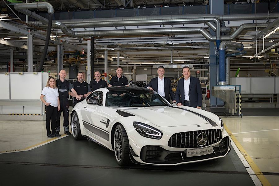 Các tính năng hiện đại và mới nhất sẽ rất có ích trên một chiếc xe thể thao như AMG GT, đặc biệt là "mãnh thú" AMG GT Pro với sức mạnh 577 mã lực và 650Nm đến từ động cơ tăng áp V8 4.0L.