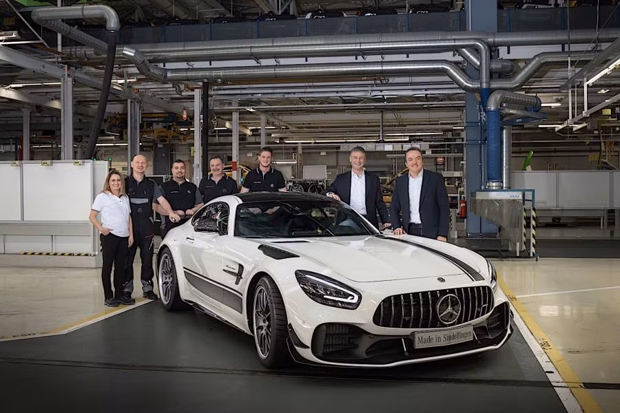 Các tính năng hiện đại và mới nhất sẽ rất có ích trên một chiếc xe thể thao như AMG GT, đặc biệt là "mãnh thú" AMG GT Pro với sức mạnh 577 mã lực và 650Nm đến từ động cơ tăng áp V8 4.0L.