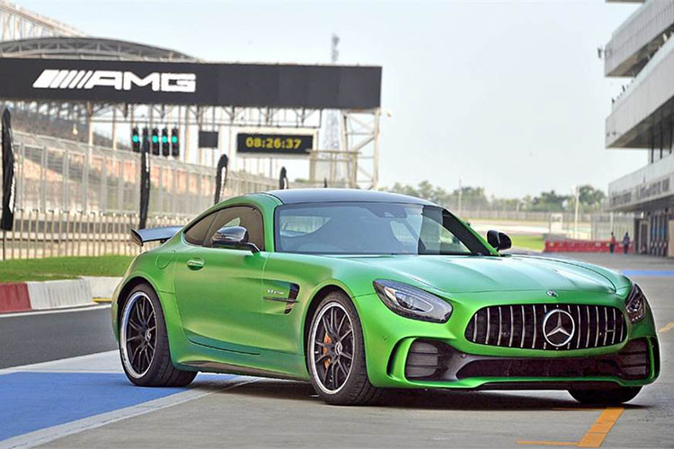Chiếc Mercedes-AMG GT 2020 mới đầu tiên lăn bánh khỏi nhà máy là bản Mercedes-AMG GT R Pro, theo sau sẽ là toàn bộ dòng sản phẩm coupe hai cửa lẫn biến thể roadster mui trần thể thao. AMG GT R Pro hàng đầu sử dụng động cơ tăng áp kép V8 4.0 lít sản sinh công suất 577 mã lực và 700Nm mô-men xoắn cực đại.