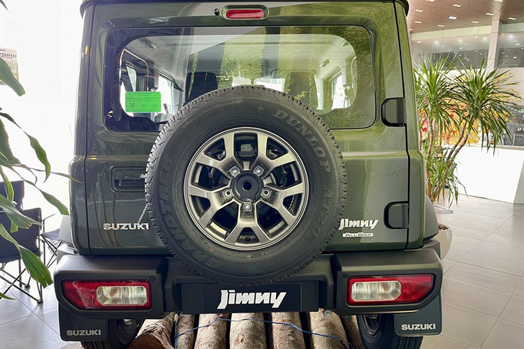Dù chưa được trình làng, nhưng Suzuki Jimny đã được bàn giao tới không ít khách hàng. Thậm chí, có đại lý còn chào bán Suzuki Jimny độ theo kiểu G-Class với giá 999 triệu đồng, cao hơn 200 triệu so với giá bán dự kiến.
