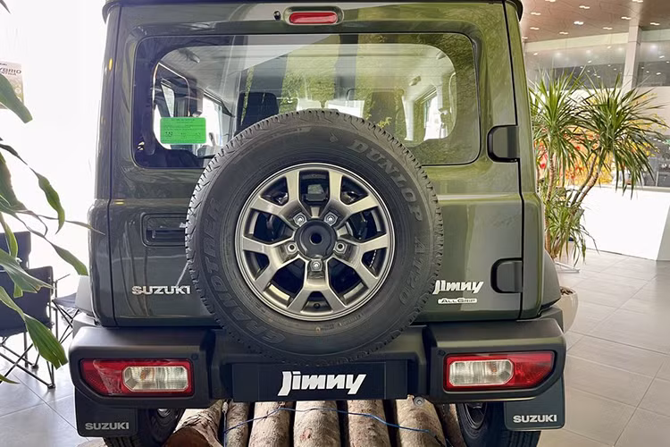 Dù chưa được trình làng, nhưng Suzuki Jimny đã được bàn giao tới không ít khách hàng. Thậm chí, có đại lý còn chào bán Suzuki Jimny độ theo kiểu G-Class với giá 999 triệu đồng, cao hơn 200 triệu so với giá bán dự kiến.