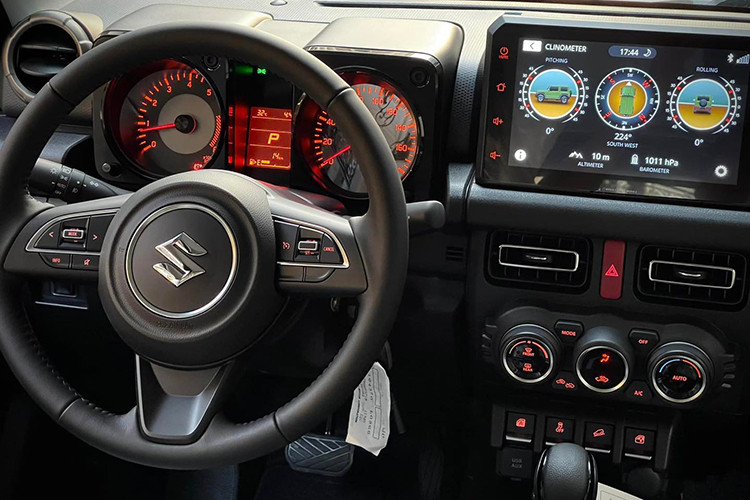 Khoang cabin của Suzuki Jimny được thiết kế khá đơn giản. Tuy nhiên, xe vẫn có đầy đủ các tiện ích như: vô lăng bọc da tích hợp phím chức năng, bảng đồng hồ analogue với màn hình đa thông tin ở giữa, màn hình cảm ứng trung tâm 7 inch có kết nối Apple CarPlay/Android Auto.