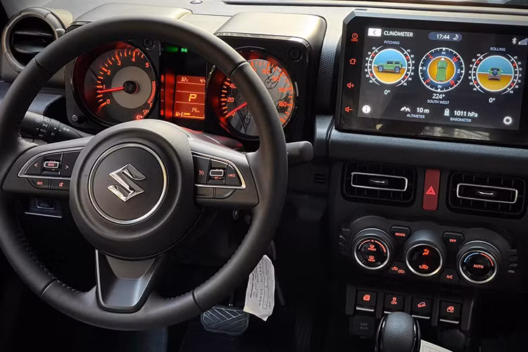 Khoang cabin của Suzuki Jimny được thiết kế khá đơn giản. Tuy nhiên, xe vẫn có đầy đủ các tiện ích như: vô lăng bọc da tích hợp phím chức năng, bảng đồng hồ analogue với màn hình đa thông tin ở giữa, màn hình cảm ứng trung tâm 7 inch có kết nối Apple CarPlay/Android Auto.