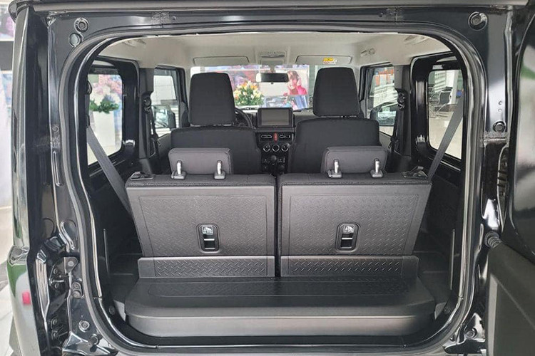 Về trang bị an toàn, Suzuki Jimny sẽ sở hữu hàng loạt tính năng hỗ trợ lái như: chống bó cứng phanh, cân bằng điện tử, hỗ trợ lên dốc, hỗ trợ xuống dốc và hệ thống 6 túi khí.