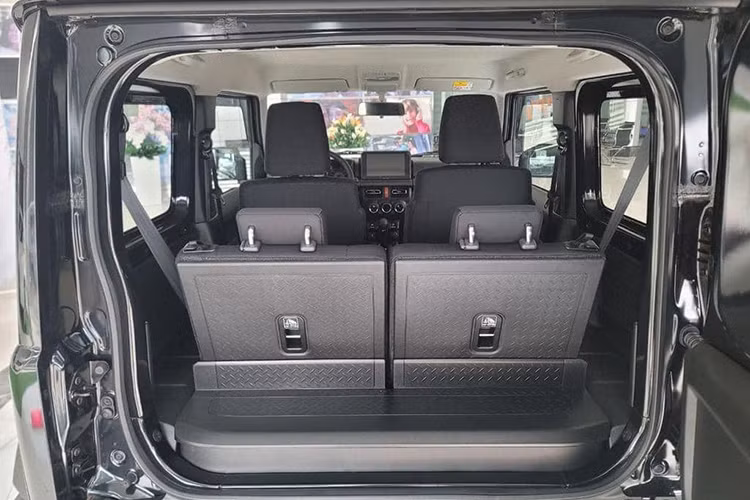 Về trang bị an toàn, Suzuki Jimny sẽ sở hữu hàng loạt tính năng hỗ trợ lái như: chống bó cứng phanh, cân bằng điện tử, hỗ trợ lên dốc, hỗ trợ xuống dốc và hệ thống 6 túi khí.