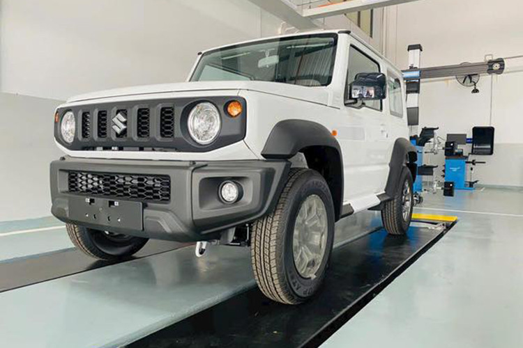 Vào giữa năm 2023, thông tin về việc chiếc xe được mệnh danh "tiểu Mercedes-Benz G-Class", Suzuki Jimny 2024 mới chuẩn bị ra mắt thị trường Việt Nam đã thu hút sự quan tâm của nhiều người. Tuy nhiên sau đó, chiếc xe này bị dời lịch ra mắt và đến nay mới sắp được ra mắt.