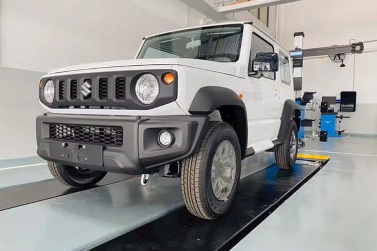 Vào giữa năm 2023, thông tin về việc chiếc xe được mệnh danh "tiểu Mercedes-Benz G-Class", Suzuki Jimny 2024 mới chuẩn bị ra mắt thị trường Việt Nam đã thu hút sự quan tâm của nhiều người. Tuy nhiên sau đó, chiếc xe này bị dời lịch ra mắt và đến nay mới sắp được ra mắt.