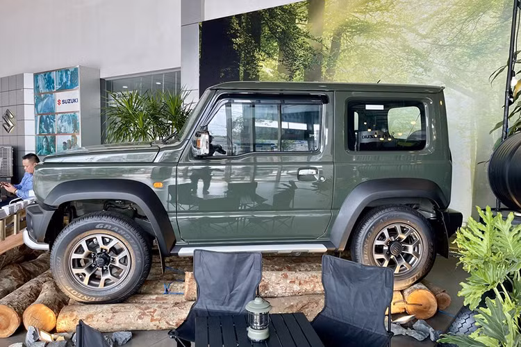 Bên cạnh đó, xe cũng đã có mặt tại hầu hết đại lý trên toàn quốc để chuẩn bị cho việc trưng bày và giới thiệu sản phẩm. Tuy nhiên, đến thời điểm hiện tại Suzuki Việt Nam vẫn chưa công bố giá bán chính thức của Jimny.