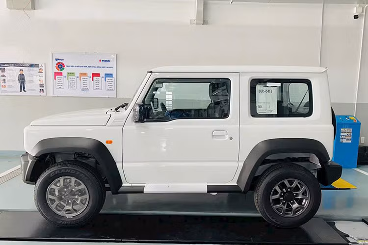 Đáng chú ý, Suzuki Jimny có lẽ là mẫu xe duy nhất trong phân khúc gầm cao cỡ nhỏ được trang bị hệ dẫn động hai cầu, khóa vi sai, nhiều chế độ gài cầu và đi kèm hộp số sàn 5 cấp hoặc hộp số tự động 4 cấp.