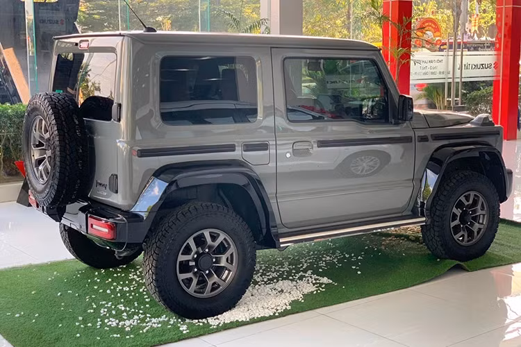 về Suzuki Jimny tại Việt Nam, đây sẽ là phiên bản 3 cửa có kích thước dài x rộng x cao lần lượt là 3.480 x 1.645 x 1.720 mm và chiều dài cơ sở đạt 2.250 mm. Ngoại hình xe mang phong cách việt dã, gợi nhớ đến những mẫu SUV Land Rover Defender hay Mercedes-Benz G-Class. 