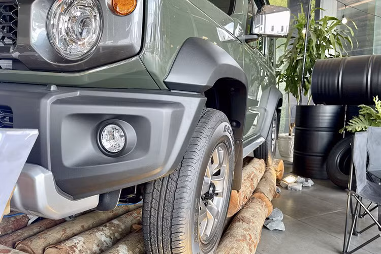 Trước đó, bảng giá tính lệ phí trước bạ ôtô mới nhất của Bộ Tài chính xuất hiện trên mạng xã hội đã cho thấy Jimny chính hãng (mã JB74V) có giá tính thuế trước bạ là 789 triệu đồng. Đây cũng là mức giá mà nhiều đại lý đã nhận cọc cho Suzuki Jimny phiên bản một tông màu và phiên bản hai tông màu 799 triệu đồng.