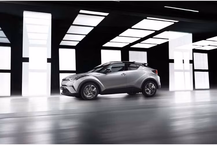 Tại Thái Lan, C-HR được trang bị 2 tùy chọn động cơ, gồm động cơ 1.8 Dual VVT-I, cho công suất 141 mã lực và mô men xoắn cực đại 177 Nm, đi kèm là hộp sô vô cấp CVT 7 cấp số ảo. Còn lại là động cơ lai điện gồm động cơ 1.8 lít 2KWR-FXE Atkinson, cho công suất 98 mã lực và mô-men xoắn 142 Nm kết hợp với động cơ điện cho công suất 72 mã lực và mô-men xoắn 163 Nm.