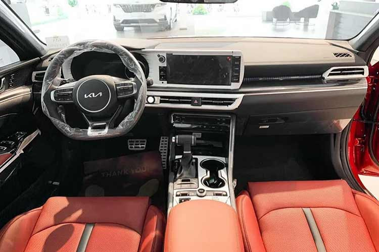 KIA K5 giam soc 139 trieu tai Viet Nam, Toyota Camry se gap kho?-Hinh-2