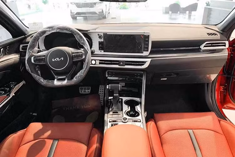 KIA K5 giam soc 139 trieu tai Viet Nam, Toyota Camry se gap kho?-Hinh-2