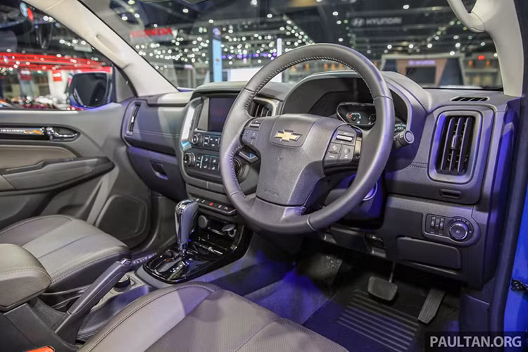 Cũng như phiên bản từng ra mắt, nội thất của Colorado High Country Storm đã được nâng cấp mạnh về độ sang trọng và tiện nghi, khiến chiếc xe tới gần hơn với những chiếc sedan. Ghế lái của xe có khả năng chỉnh điện tới 6 hướng, hệ thống thông tin giải trí MyLink, hỗ trợ ứng dụng Apple CarPlay và Siri Eyes Free để kết nối với điện thoại thông minh. 