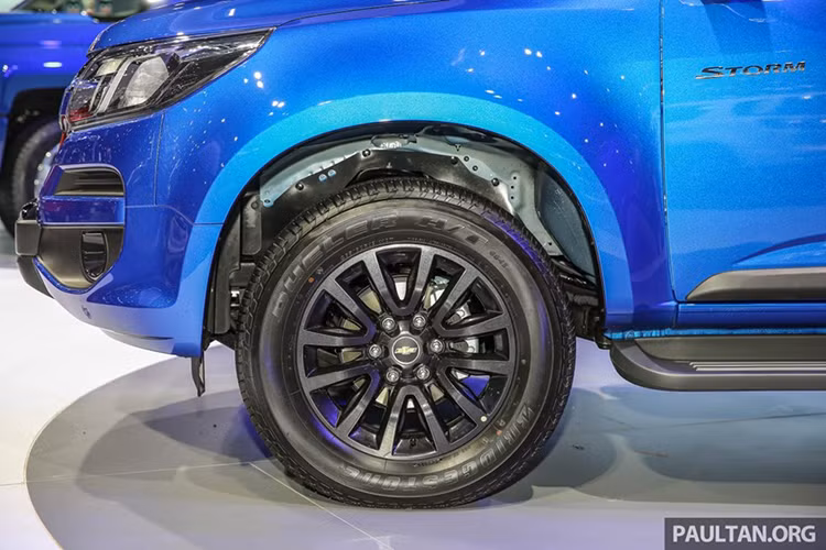 Phiên bản này sở hữu vành hợp kim 18 inch "sẹc tông" cùng với các chi tiết tay mở cửa, mở thùng, cản sau màu đen cùng tem Storm dán decal.