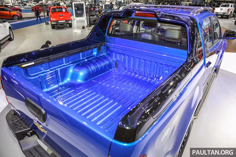 Phía sau thùng được trang bị một nẹp mới màu đen, đem tới cho chiếc xe vẻ thể thao và mạnh mẽ hơn. Trong khi đó, trên nóc của Colorado High Country 2017 mới là một giá để hàng, thuận tiện khi cần cột những hành lý lớn cho những chuyến đi dài ngày.