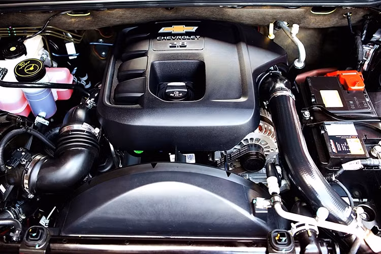 Động cơ Diesel mới này sẽ đáp ứng đầy đủ tiêu chuẩn khí thải Euro IV, nó được kết hợp với hộp số tự động 6 cấp hệ dẫn động 4 bánh bán thời gian 4WD với 3 chế độ 1 cầu nhanh 2H, 2 cầu nhanh 4H và 2 cầu chậm 4L.