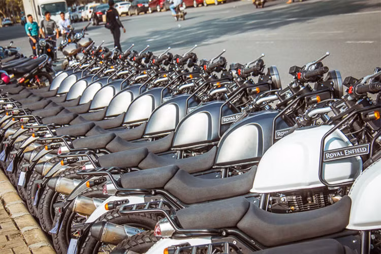 Nhờ có thiết kế mới hoàn toàn, sử dụng đối trọng cân bằng ở trục khuỷu và chuyển sang công nghệ trục cam SOHC 2 van thay vì cò đẩy giống các dòng Royal Enfield khác dựa trên nền tảng của chiếc Bullet 70 tuổi, Himalayan đã khắc phục được khá nhiều nhược điểm rung máy.