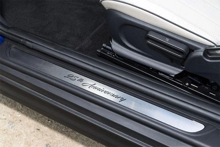 Là một phiên bản đặc biệt, những chiếc MINI Convertible 25th Anniversary còn có bậc lên xuống gắn thềm cửa và logo kỷ niệm đặc biệt bên trong nội thất một cách đầy tinh tế. 