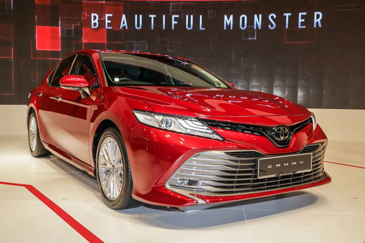 Mẫu xe Toyota Camry 2019 được giới thiệu lần đầu tại thị trường Đông Nam Á vào tháng 10/2018 ở Thái Lan. Phiên bản mới ra mắt tại triển lãm Ô tô Singapore này cũng vạy, nó được nghiên cứu và phát triển dựa trên nền tảng Toyota New Global Architecture (TNGA).
