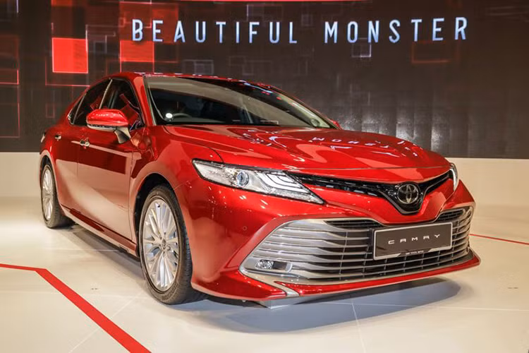 Mẫu xe Toyota Camry 2019 được giới thiệu lần đầu tại thị trường Đông Nam Á vào tháng 10/2018 ở Thái Lan. Phiên bản mới ra mắt tại triển lãm Ô tô Singapore này cũng vạy, nó được nghiên cứu và phát triển dựa trên nền tảng Toyota New Global Architecture (TNGA).