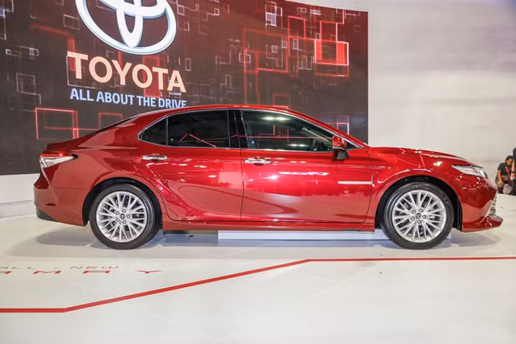 Camry 2019 có chiều dài cơ sở, chiều dài tổng thể và chiều rộng lớn hơn phiên bản cũ lần lượt là 50mm, 35mm và 15mm. Điều này mang đến một khoang cabin rộng rãi cho cả người lái và hành khách. Tuy nhiên, chiều cao của xe lại thấp hơn so với mẫu Camry 2018 là 25mm.