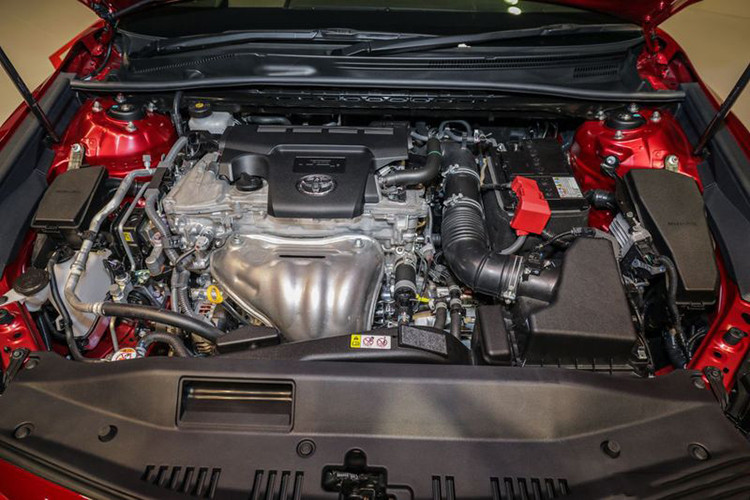Về động cơ, Camry 2019 được cung cấp sức mạnh bởi khối động cơ 4 xy-lanh, dung tích 2.0L cho công suất 167 mã lực và mô-men xoắn cực đại đạt 199Nm. Đối với phiên bản hybrid, sức mạnh sẽ được gia tăng nhờ kết hợp thêm 1 động cơ điện giúp tổng công suất đạt 211 mã lực.